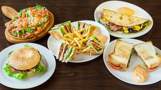 Hamburger con patatine servito al tavolo di un pub