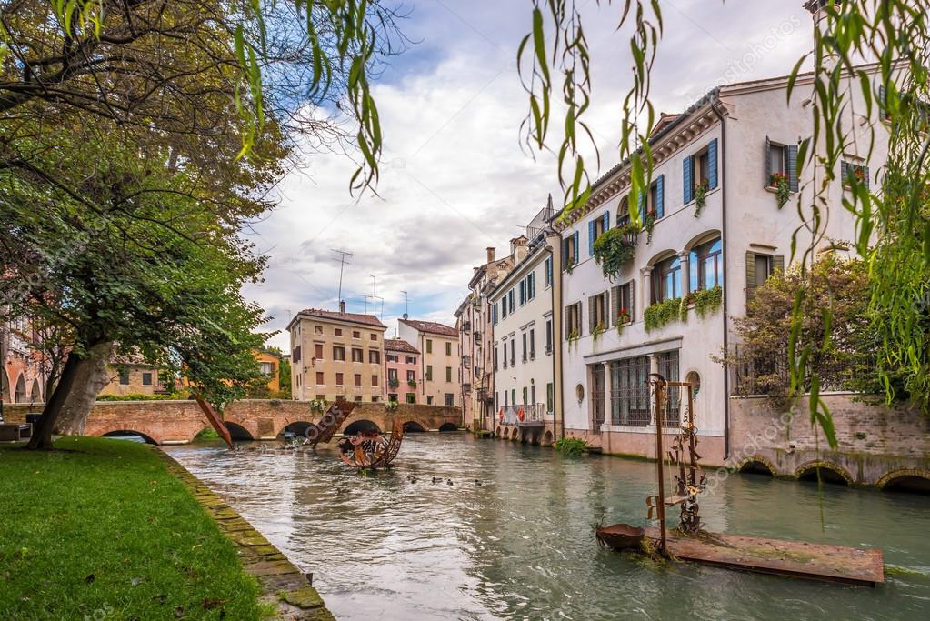 Ingresso di un pub illuminato in una via di città di sera